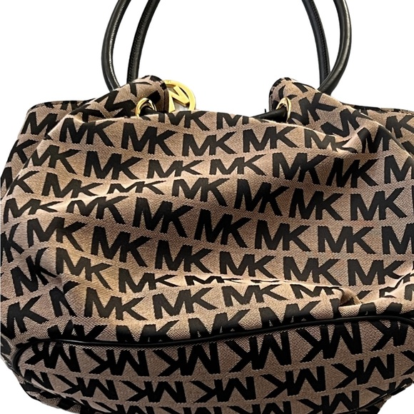 MICHAEL KORS EUC BAG - Picture 4 of 11